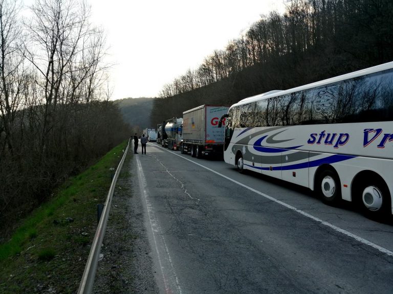 Saobraćaj u zastoju kod Kratovske stene Saobraćaj u zastoju kod Kratovske stene - Lokal Info