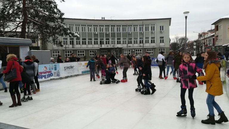 Požeški mališani dobili klizalište - Lokal Info