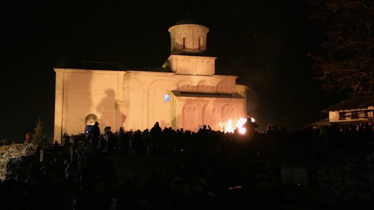 Veliki broj prisutnih na paljenju badnjaka ispred ariljske crkve - Lokal Info
