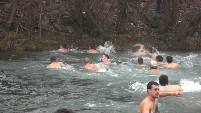 Časni krst u rukama mladog Mihaila Bjekovića - Lokal Info