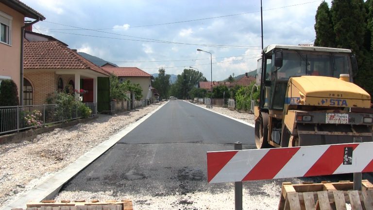 Počelo asfaltiranje u ulici Nebojše Jerkovića u naselju Mlekara Počelo asfaltiranje u ulici Nebojše Jerkovića u naselju Mlekara - Lokal Info