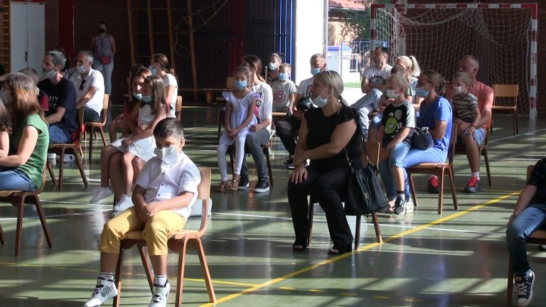 Prvaci u školske klupe sa maskama - Lokal Info