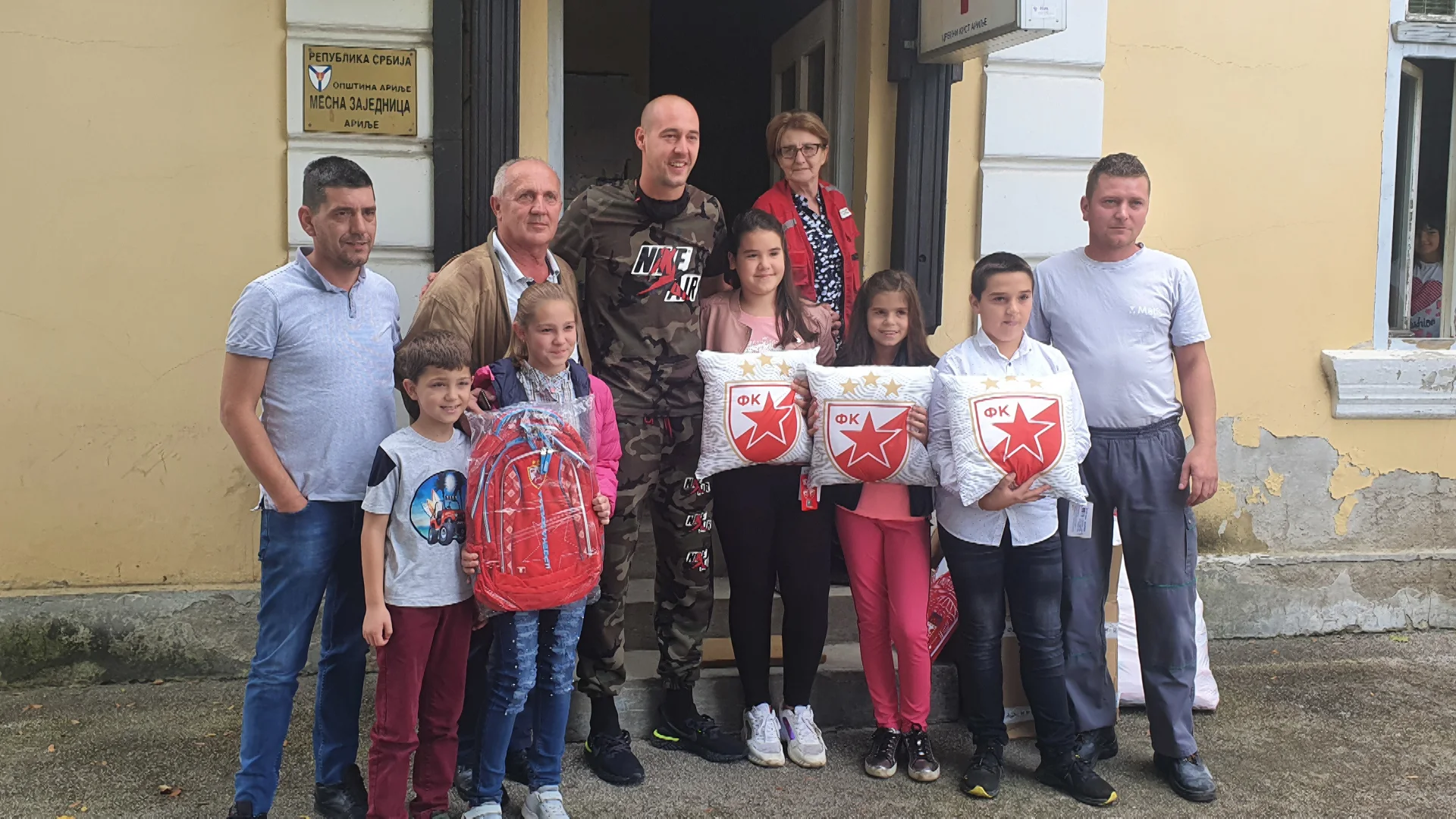 FK Crvena zvezda uručila donaciju najteže poplavljenim domaćinstvima - Lokal Info