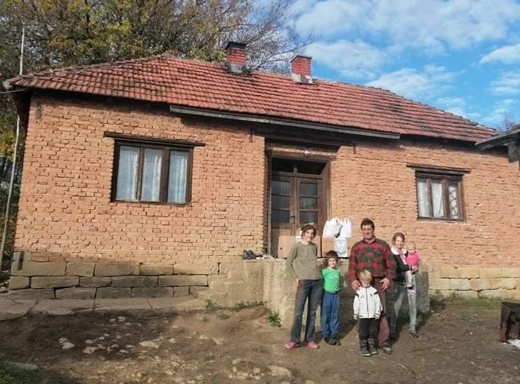UDRUŽENjE „NAŠE DRAGAČEVO“ URUČILO I DRUGI DEO BRATSKE POMOĆI PORODICI PLAZINIĆ IZ GUBEREVACA, SA ČETVORO DECE UDRUŽENjE „NAŠE DRAGAČEVO“ URUČILO I DRUGI DEO BRATSKE POMOĆI PORODICI PLAZINIĆ IZ GUBEREVACA, SA ČETVORO DECE - Lokal Info
