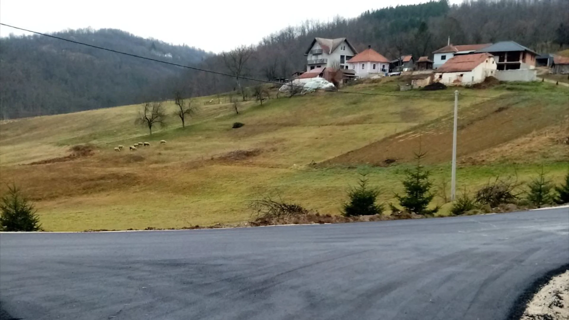 Zaseok Perovići u MZ Gornja Kravarica, dobio je decenijama željno očekivani asfaltni put - Lokal Info
