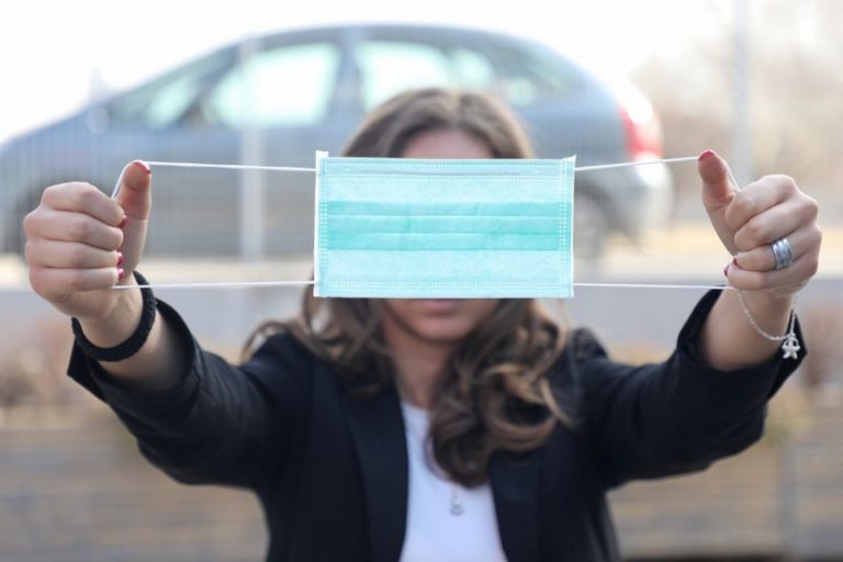 Nosite istu masku više puta? Naučnici otkrivaju zašto je to gore nego da je nemate Nosite istu masku više puta? Naučnici otkrivaju zašto je to gore nego da je nemate - Lokal Info