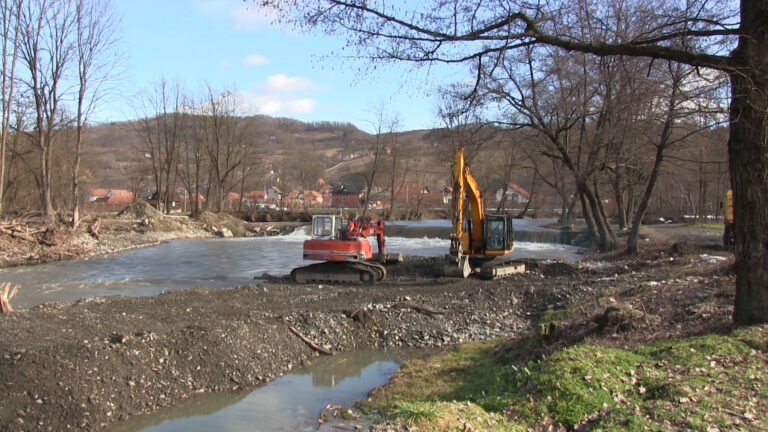 Nastavljeni radovi na uredjenju korita Moravice - Lokal Info