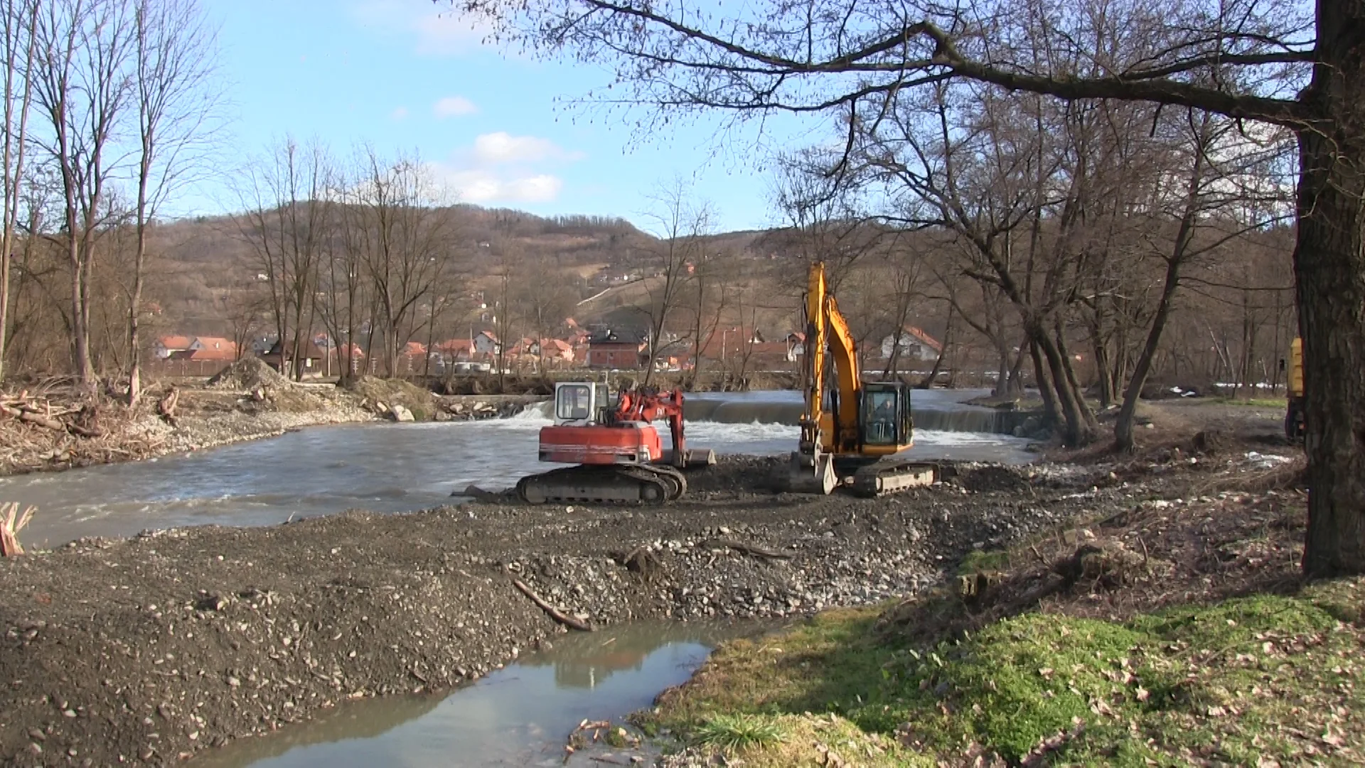 Nastavljeni radovi na uredjenju korita Moravice - Lokal Info