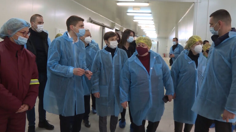 Brnabić u Kosjeriću: Smanjenje zagađenja vazduha za 70 odsto. Potpisan ugovor za izgradnju kotlarnice - Lokal Info
