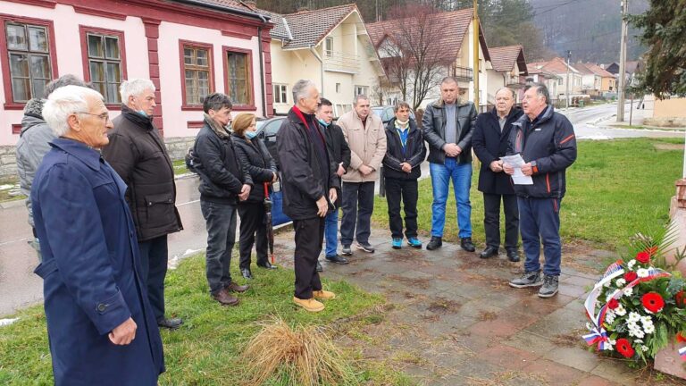 Lučani:  Polaganjem venaca odali počast žrtvama NATO agresije - Lokal Info