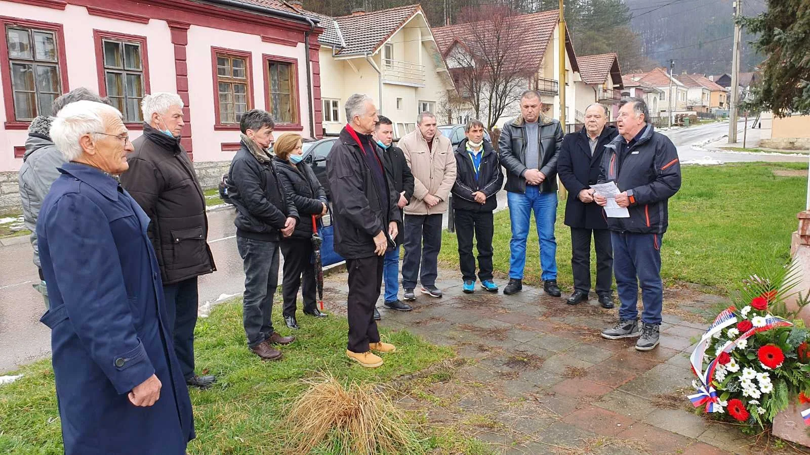 Lučani:  Polaganjem venaca odali počast žrtvama NATO agresije - Lokal Info