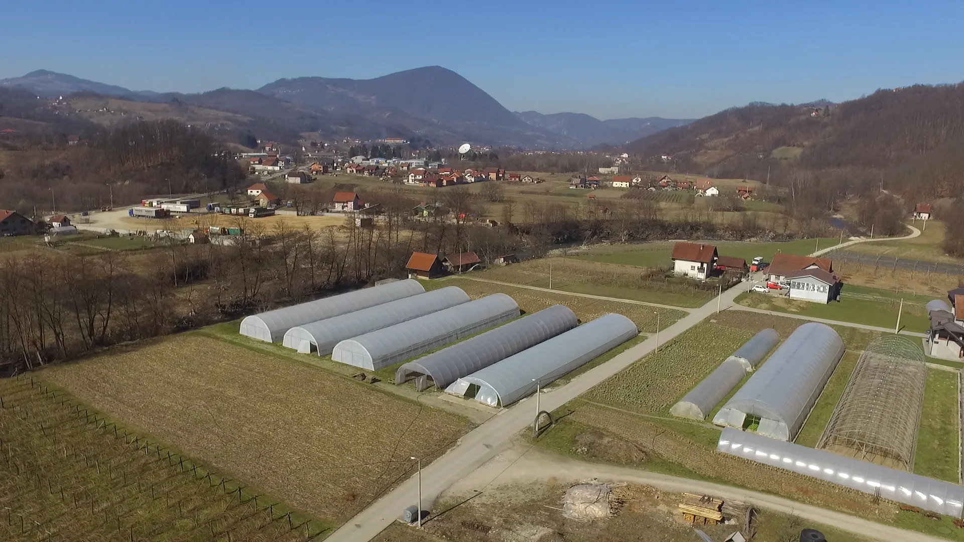 Da od rada na selu može lepo da se živi pokazuje primer porodice Tošović iz Prilika - Lokal Info