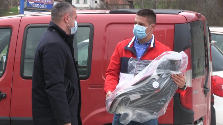 Počela podela auto sedišta bebama rođenim u ovoj godini Počela podela auto sedišta bebama rođenim u ovoj godini - Lokal Info