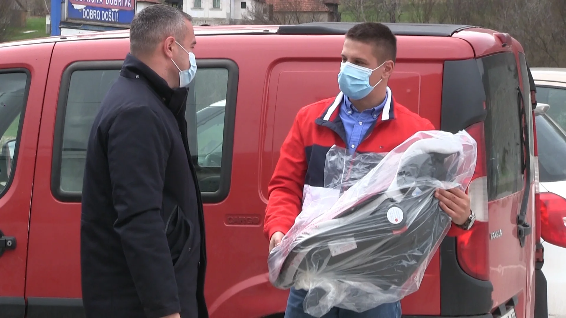 Počela podela auto sedišta bebama rođenim u ovoj godini - Lokal Info