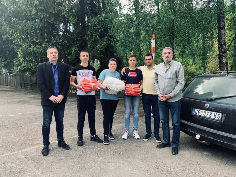 Donacija Sportskog saveza osnovnim školama u Brekovu i Kruščici - Lokal Info
