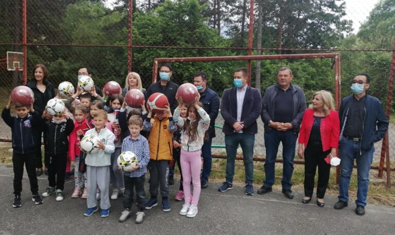 POKLONI KINESKE KOMPANIJE „CCCC“ ĐACIMA U LUČANIMA I KRSTACU - Lokal Info