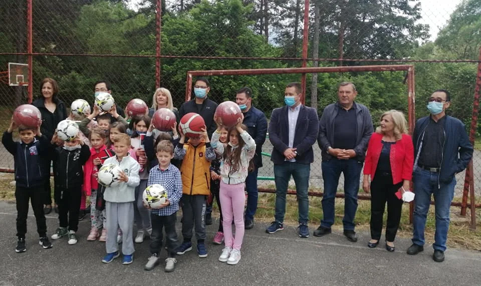 POKLONI KINESKE KOMPANIJE „CCCC“ ĐACIMA U LUČANIMA I KRSTACU - Lokal Info