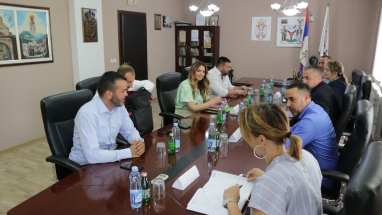 Pomoćnik ministra za brigu o porodici i demografiju u poseti Arilju Pomoćnik ministra za brigu o porodici i demografiju u poseti Arilju - Lokal Info