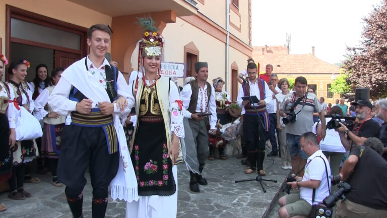 Tradicionalna dragacevska svadba okupila veliki broj posetilaca Tradicionalna dragacevska svadba okupila veliki broj posetilaca - Lokal Info