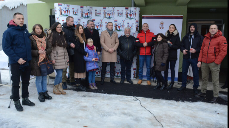 Uručeni ključevi stanova za 8 izbegličkih porodica u Arilju - Lokal Info