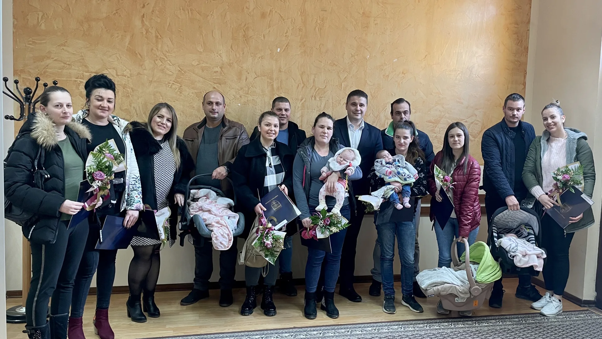 Bebe rođene u ovoj godini dobile po 100 000 dinara od opštine Lučani - Lokal Info