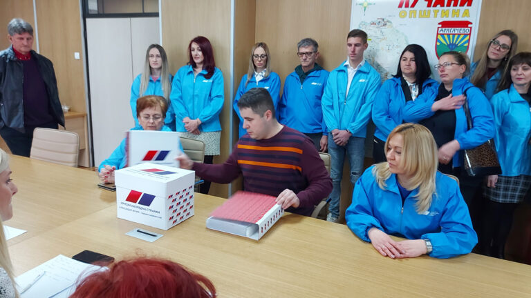 Srpska napredna stranka predala listu u Lučanima Srpska napredna stranka predala listu u Lučanima - Lokal Info