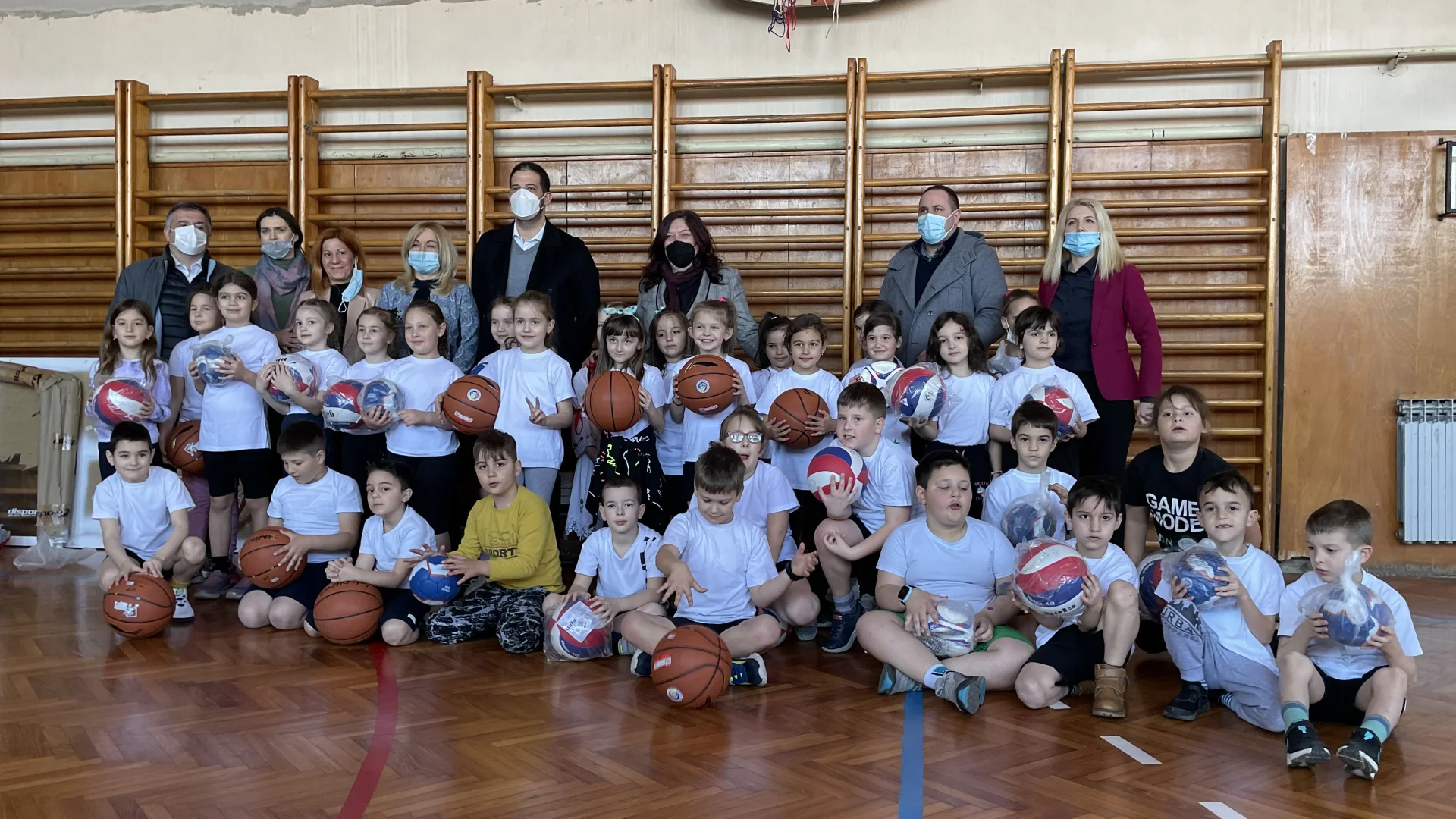 Vanja Udovičić posetio Osnovnu školu u Guči i uručio donaciju sportske opreme - Lokal Info