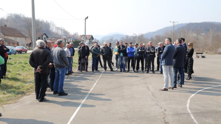 Meštanima Virova od septembra stuja stiže iz Arilja Meštanima Virova od septembra stuja stiže iz Arilja - Lokal Info