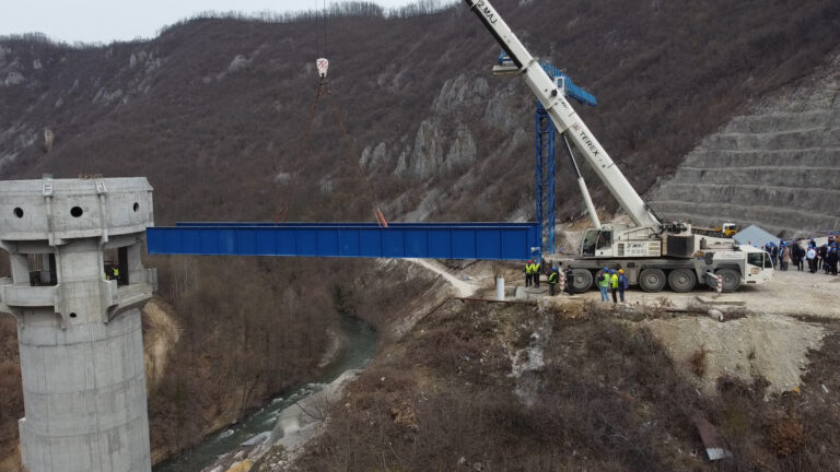 Na brani i akumulaciji „Arilje profil Svračkovo”, montirana čelična pasarela Na brani i akumulaciji „Arilje profil Svračkovo”, montirana čelična pasarela - Lokal Info