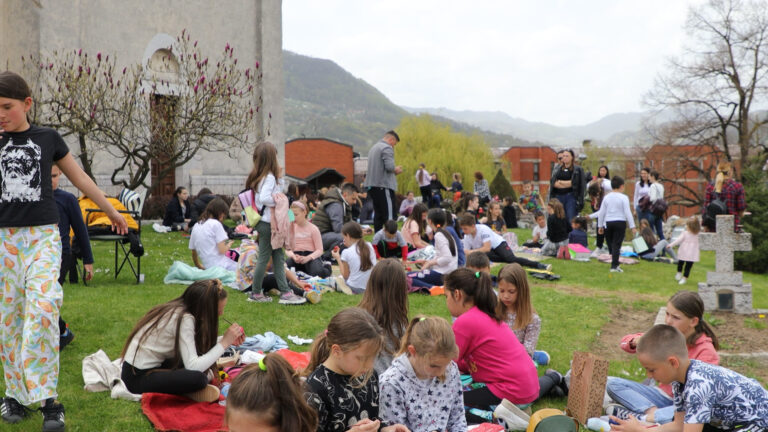 Mališani bojili jaja u porti crkve u Arilju Mališani bojili jaja u porti crkve u Arilju - Lokal Info