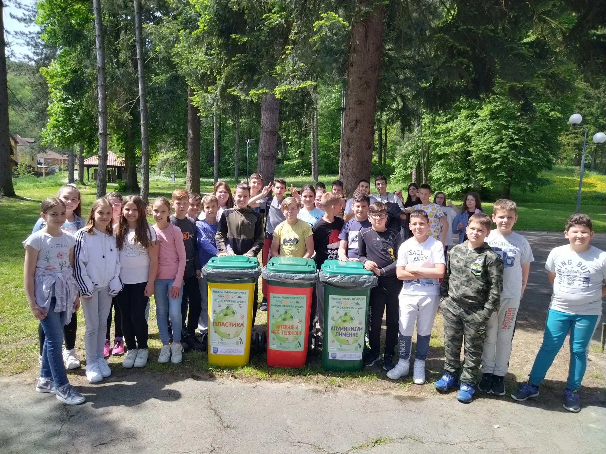 „RECIKLAŽNO OSTRVO“ U PARKU OSNOVNE ŠKOLE „AKADEMIK MILENKO ŠUŠIĆ“ U GUČI - Lokal Info