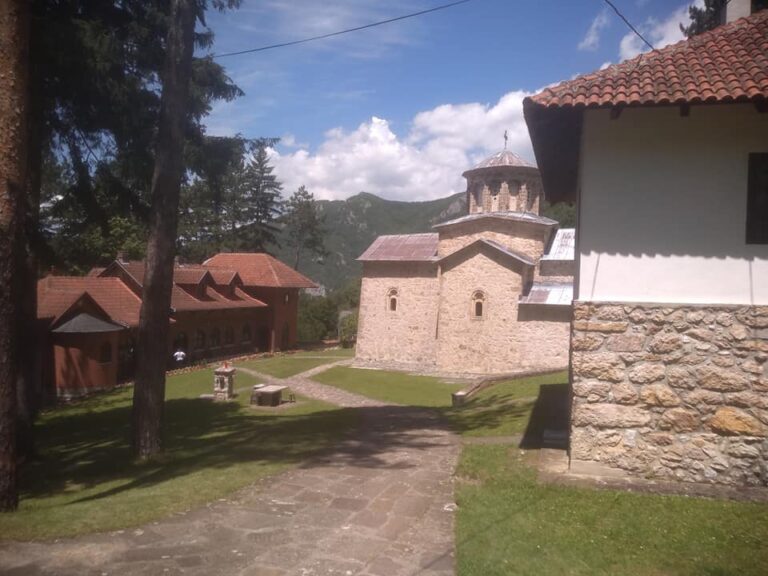 MANASTIR SVETE TROJICE – ČUDESNI KOMAD NEBA POD OVČAROM… MANASTIR SVETE TROJICE – ČUDESNI KOMAD NEBA POD OVČAROM… - Lokal Info