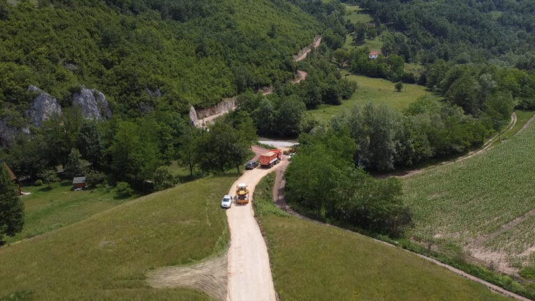 Novih 1300 metara asfaltnog puta u selu Kruščica Novih 1300 metara asfaltnog puta u selu Kruščica - Lokal Info