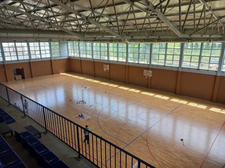 ZAVRŠENO POSTAVLjANjE PARKETA NA SPORTSKOJ HALI U LUČANIMA ZAVRŠENO POSTAVLjANjE PARKETA NA SPORTSKOJ HALI U LUČANIMA - Lokal Info