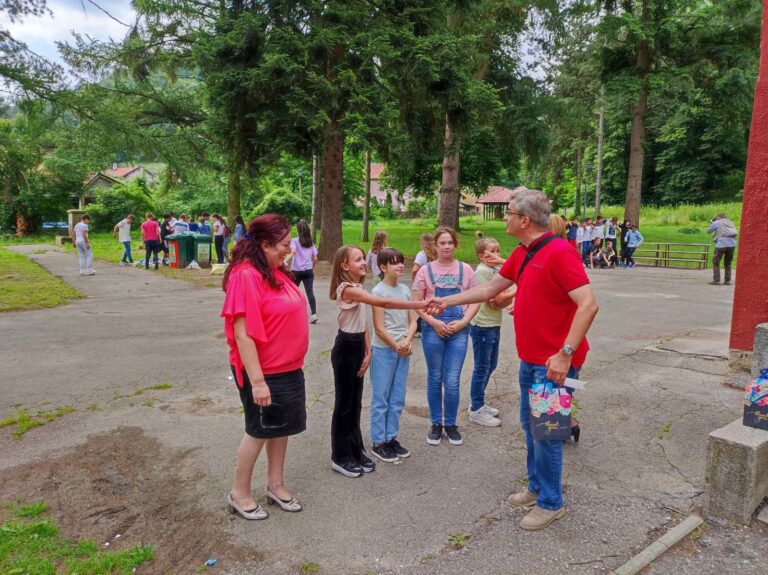 NAGRADE ZA NAJBOLjE MLADE EKOLOGE IZ OSNOVNE ŠKOLE U GUČI OD ROTARY KLUBA ČAČAK I g. NENADA TUTINOVIĆA NAGRADE ZA NAJBOLjE MLADE EKOLOGE IZ OSNOVNE ŠKOLE U GUČI OD ROTARY KLUBA ČAČAK I g. NENADA TUTINOVIĆA - Lokal Info