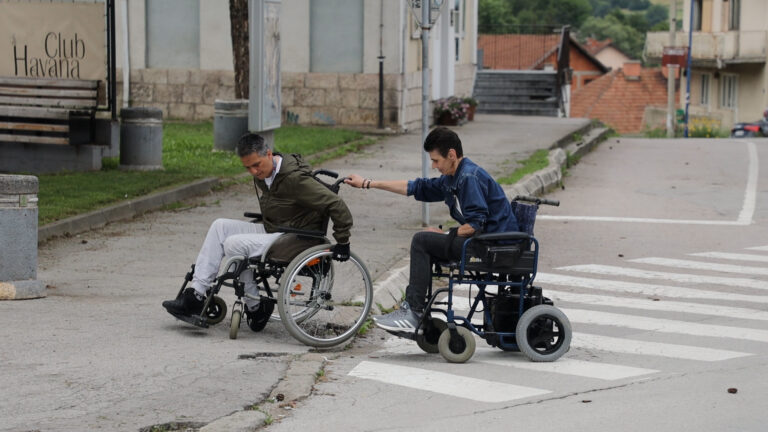 Kretanje po gradu osoba sa invaliditetom sve teže zbog nemara pojedinaca Kretanje po gradu osoba sa invaliditetom sve teže zbog nemara pojedinaca - Lokal Info