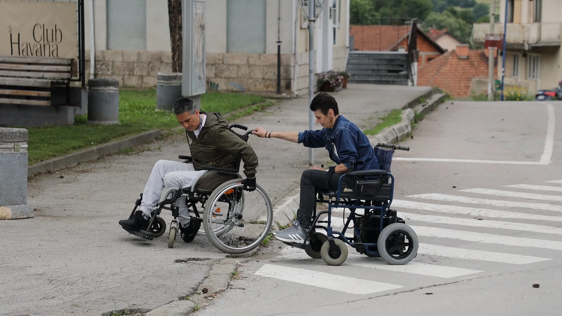 Kretanje po gradu osoba sa invaliditetom sve teže zbog nemara pojedinaca - Lokal Info