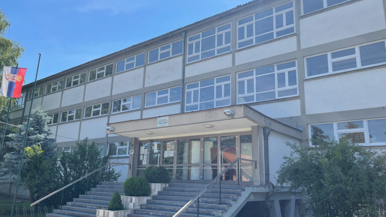 Dojave o postavljenim bombama u ariljskim školama Dojave o postavljenim bombama u ariljskim školama - Lokal Info