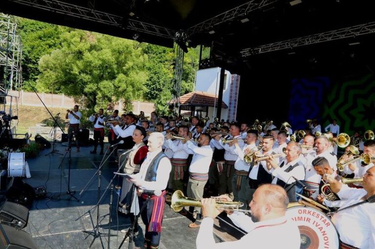 TRUBAČKI ORKESTRI FINALISTI 61. Dragačevskog sabora trubača - Lokal Info