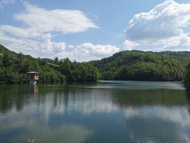 Jezero Goli kamen je dragačevsko more: Zbog misteriozne priče kupači beže sa njegovih obala - Lokal Info
