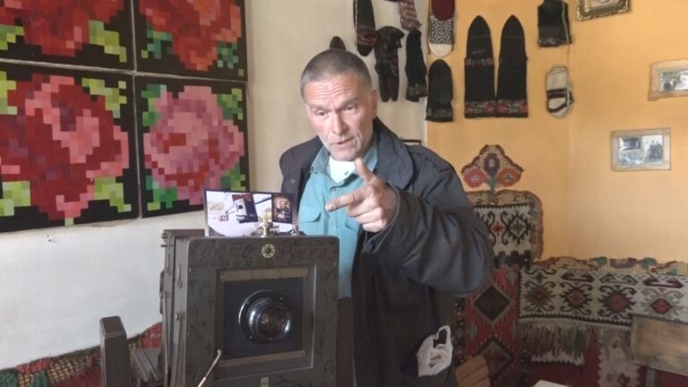 Fotoaparat star 100 godina i danas radi kao švajcarski sat: Nalazi se u najstarijoj kafani u Dragačevu i čuva ratne tajne partizanskih odreda - Lokal Info