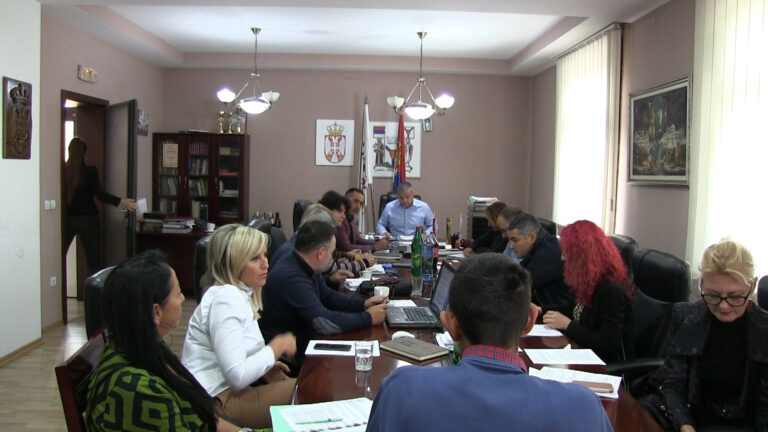 Veće usvojilo Odluku – 10 000 dinara đacima prvacima - Lokal Info