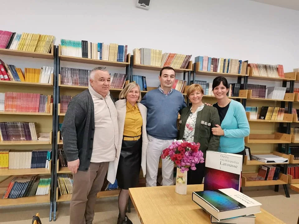 AKCIJA „KNjIGA NA DAR“ SA GOSPOĐOM MIRJANOM BROĆIĆ-STANISAVLjEVIĆ IZ NOVOG SADA ZA BIBLIOTEKU SREDNjE ŠKOLE „DRAGAČEVO“ GUČA… (15) - Lokal Info