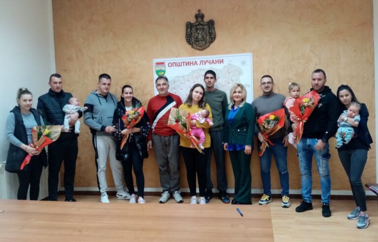 Bebe rođene u septembru dobile po 100 hiljada dinara od opštine Lučani - Lokal Info