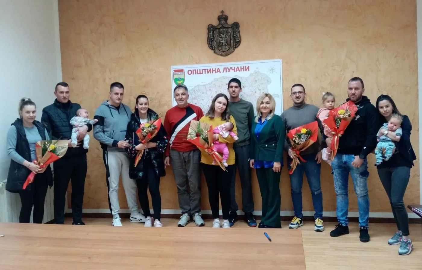 Bebe rođene u septembru dobile po 100 hiljada dinara od opštine Lučani - Lokal Info