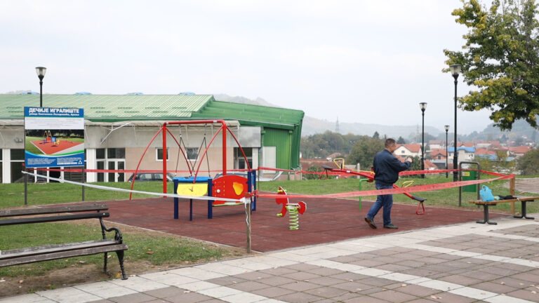Završavaju se radovi na izgradnji dečijeg igrališta u Gradskom parku - Lokal Info