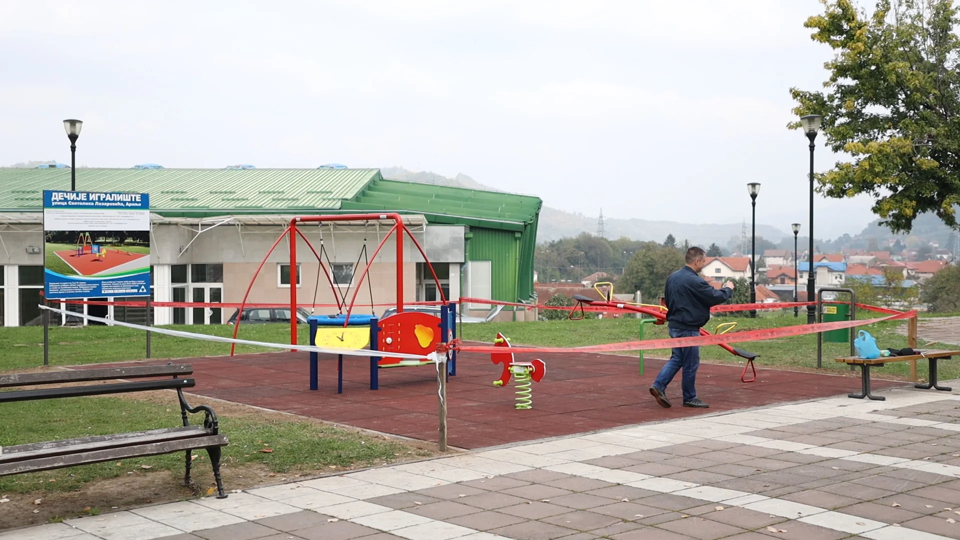Završavaju se radovi na izgradnji dečijeg igrališta u Gradskom parku - Lokal Info
