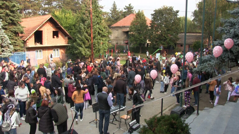 Veliki broj posetilaca na Dečijem bazaru - Lokal Info