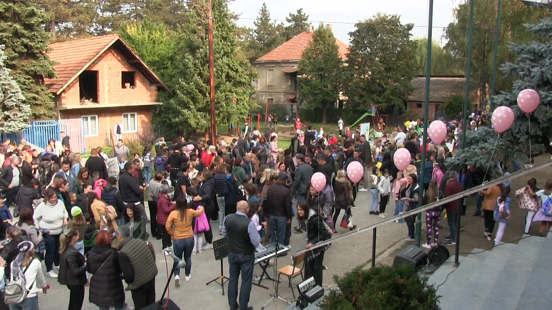 Veliki broj posetilaca na Dečijem bazaru - Lokal Info