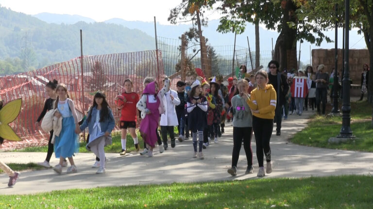 Održan defile pod maskama u okviru dečije nedelje - Lokal Info